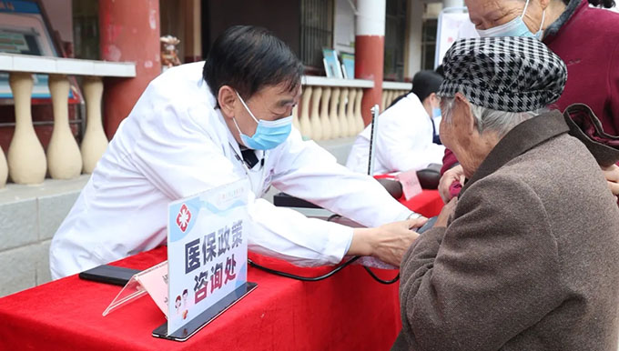 医居联盟 | 冬日关爱持续升温，公益义诊进社区，专家服务“零距离”