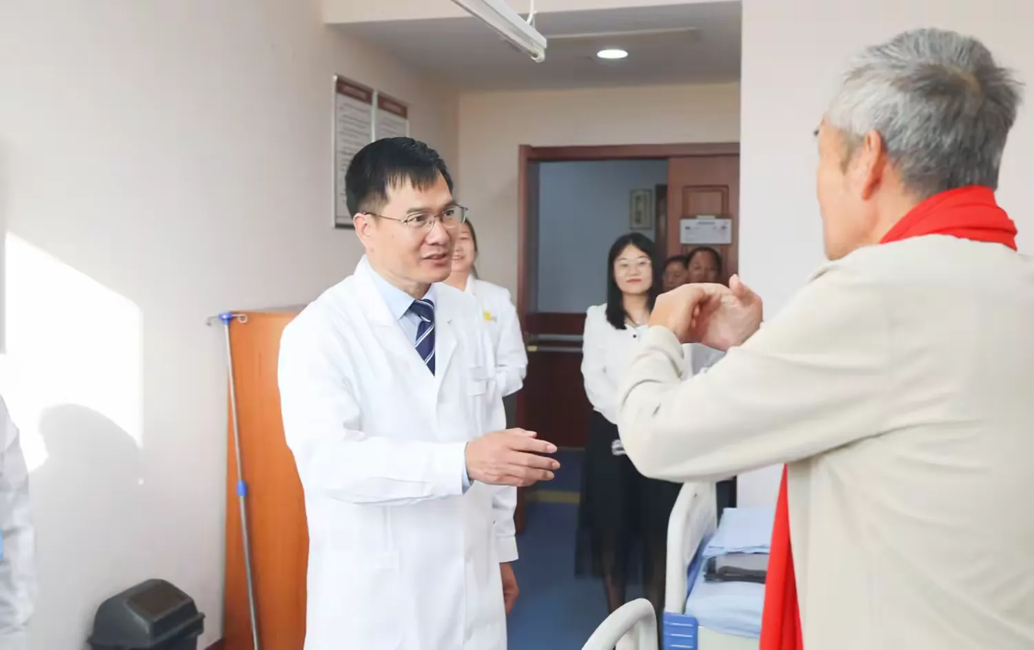 重阳佳节 | 西安附医中医医院慰问与义诊并行，共筑尊老爱老新篇章