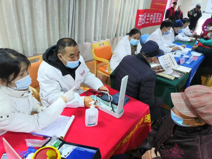 我院应邀成功参与“人口老龄化国情教育暨银龄专家送健康”主题示范活动，为和兴园社区群众送去健康
