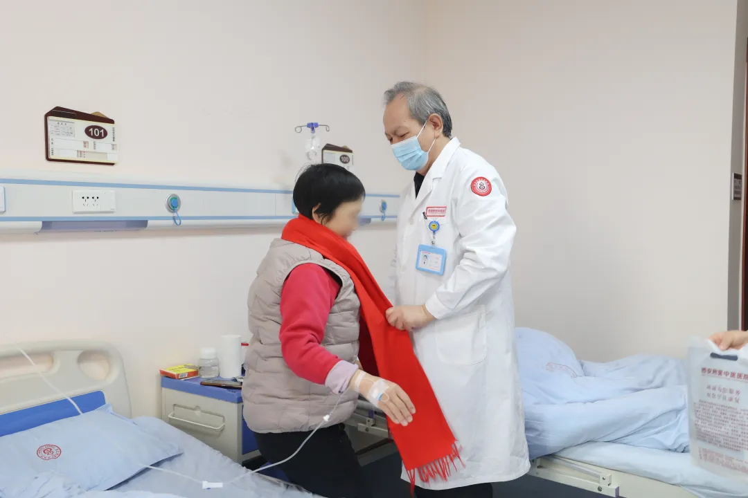 暖心慰问 喜迎新春 | 我院特邀三甲专家为住院患者查体会诊并送上关心慰问礼
