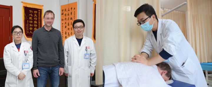 医养结合 不负所托 | 春节期间，86岁王爷爷携全家人，特地为我院及医养中心送上锦旗