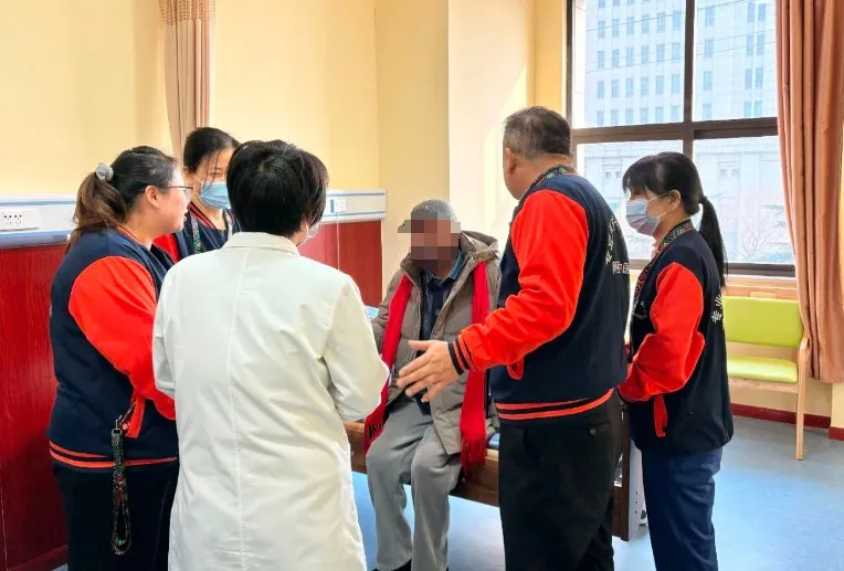 医养结合 不负所托 | 春节期间，86岁王爷爷携全家人，特地为我院及医养中心送上锦旗