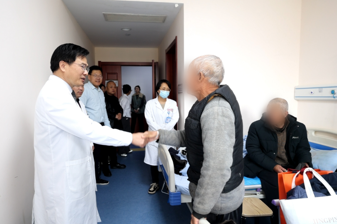 汇聚爱心力量 见证医者仁心!西安附医中医医院为住院困难户进行爱心捐助