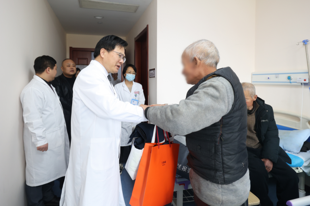 汇聚爱心力量 见证医者仁心!西安附医中医医院为住院困难户进行爱心捐助