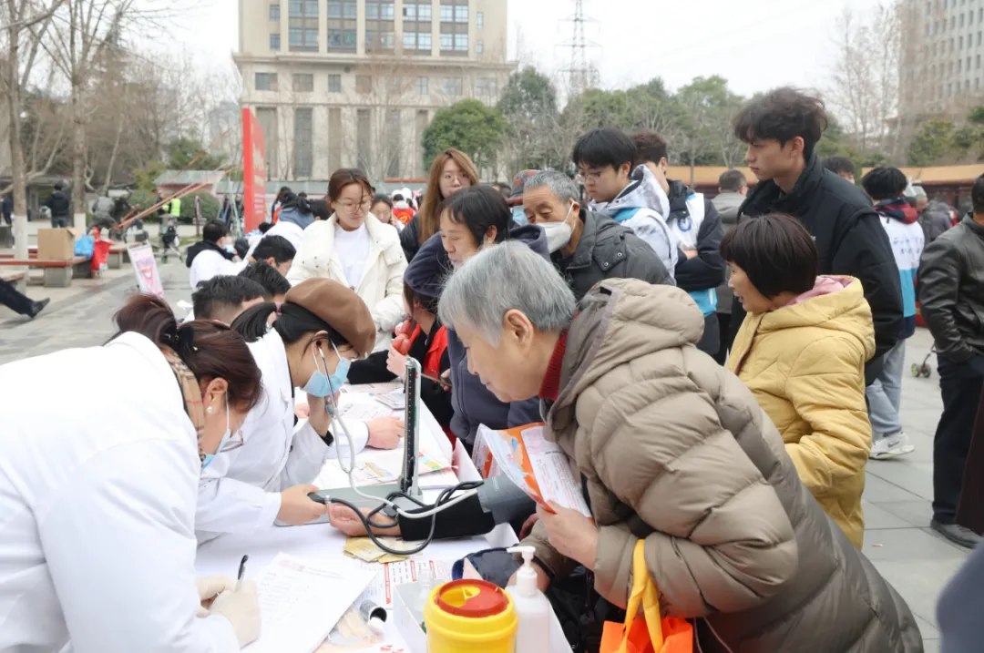 学雷锋 献爱心|我院积极参与莲湖区“青春志愿行 奋进新征程”2025年青年志愿者服务社区行动示范活动