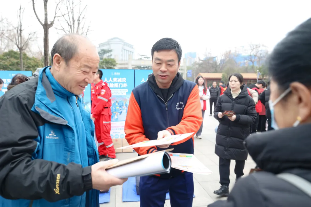学雷锋 献爱心|我院积极参与莲湖区“青春志愿行 奋进新征程”2025年青年志愿者服务社区行动示范活动
