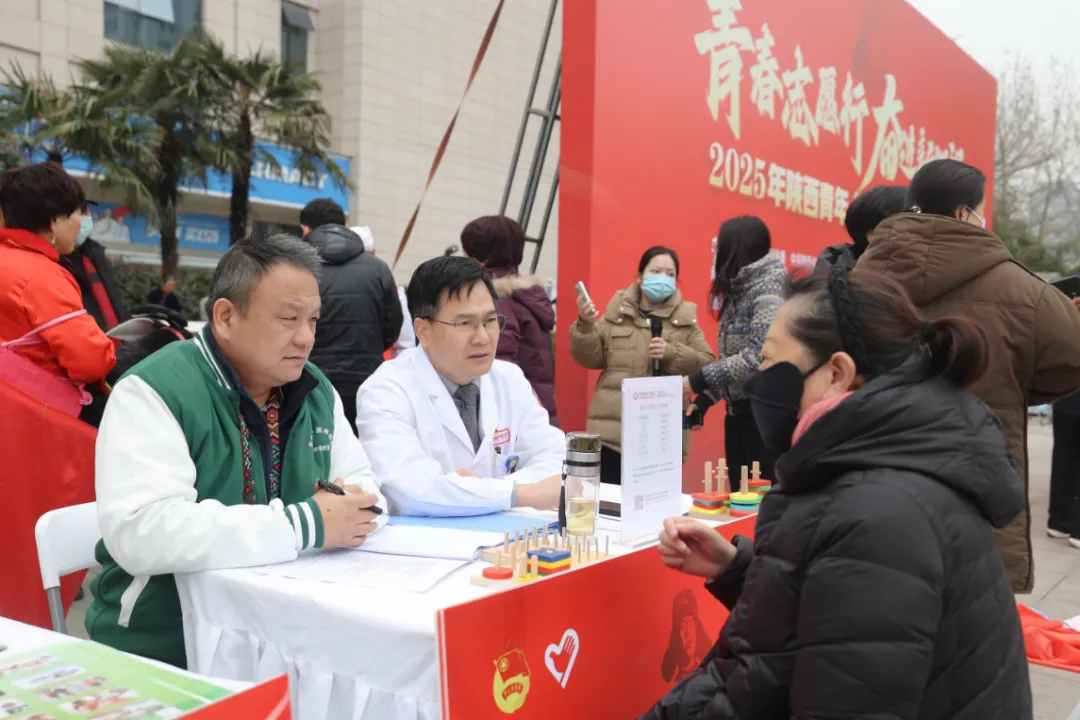 学雷锋 献爱心|我院积极参与莲湖区“青春志愿行 奋进新征程”2025年青年志愿者服务社区行动示范活动