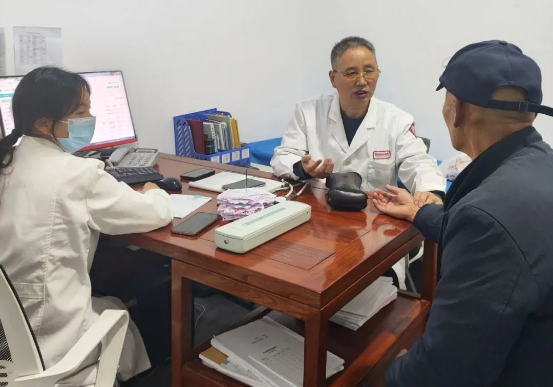 天已黑，高克科主任和医护人员还在耐心诊治因堵车来晚的患者并给予患者细心问诊