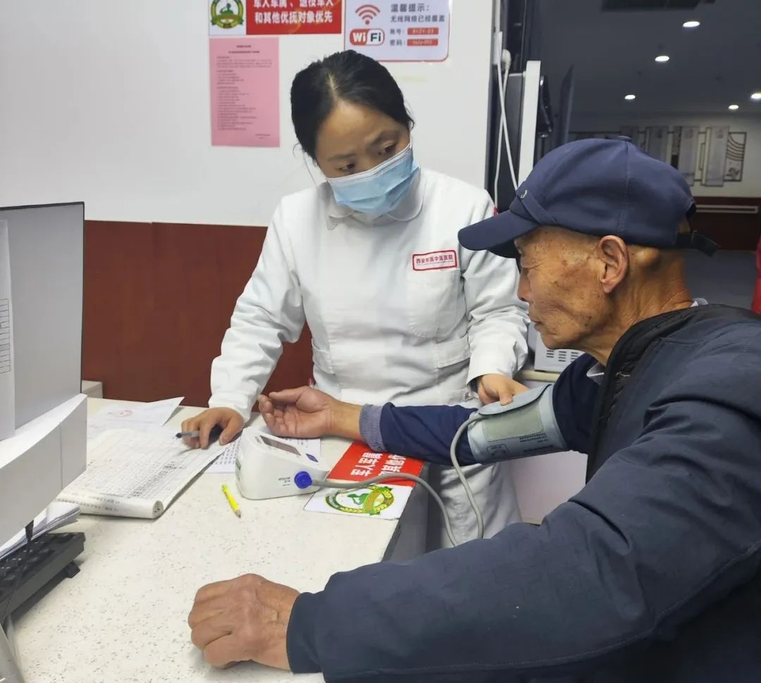天已黑，高克科主任和医护人员还在耐心诊治因堵车来晚的患者并给予患者细心问诊