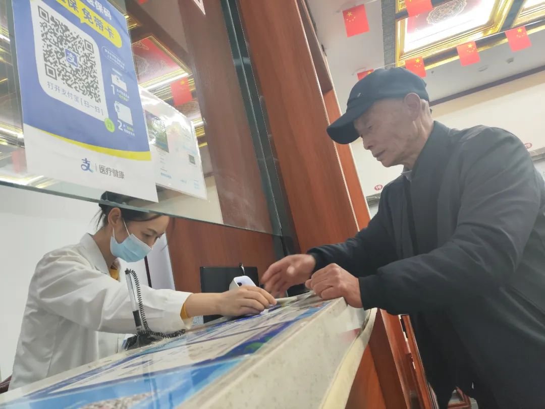 天已黑，高克科主任和医护人员还在耐心诊治因堵车来晚的患者并给予患者细心问诊