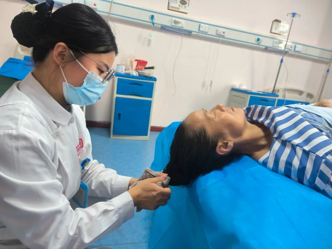 用温暖守护尊严——记附医中医医院护士张梦瑶一次“普通”的洗头