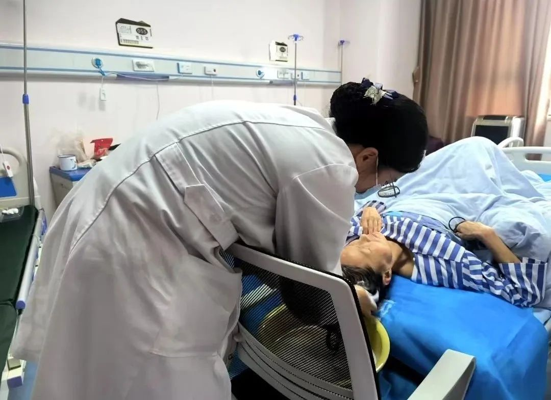 用温暖守护尊严——记附医中医医院护士张梦瑶一次“普通”的洗头