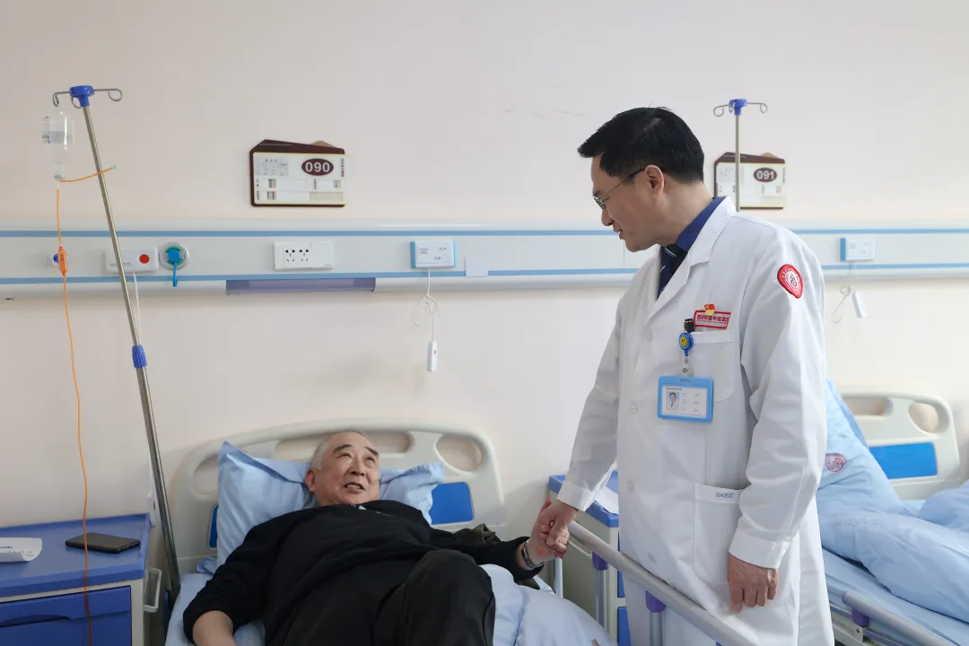 周三“退役军人慰问行动”持续进行：71岁老兵回赠手作礼，温暖医患双向奔赴