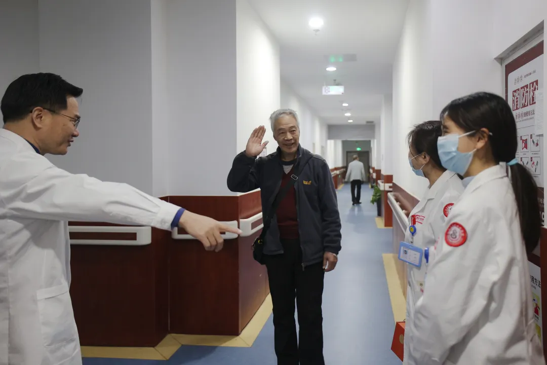 周三“退役军人慰问行动”持续进行：71岁老兵回赠手作礼，温暖医患双向奔赴