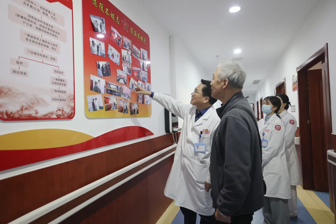 周三“退役军人慰问行动”持续进行：71岁老兵回赠手作礼，温暖医患双向奔赴
