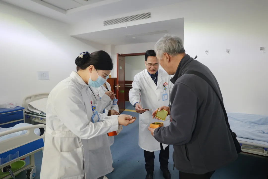 周三“退役军人慰问行动”持续进行：71岁老兵回赠手作礼，温暖医患双向奔赴