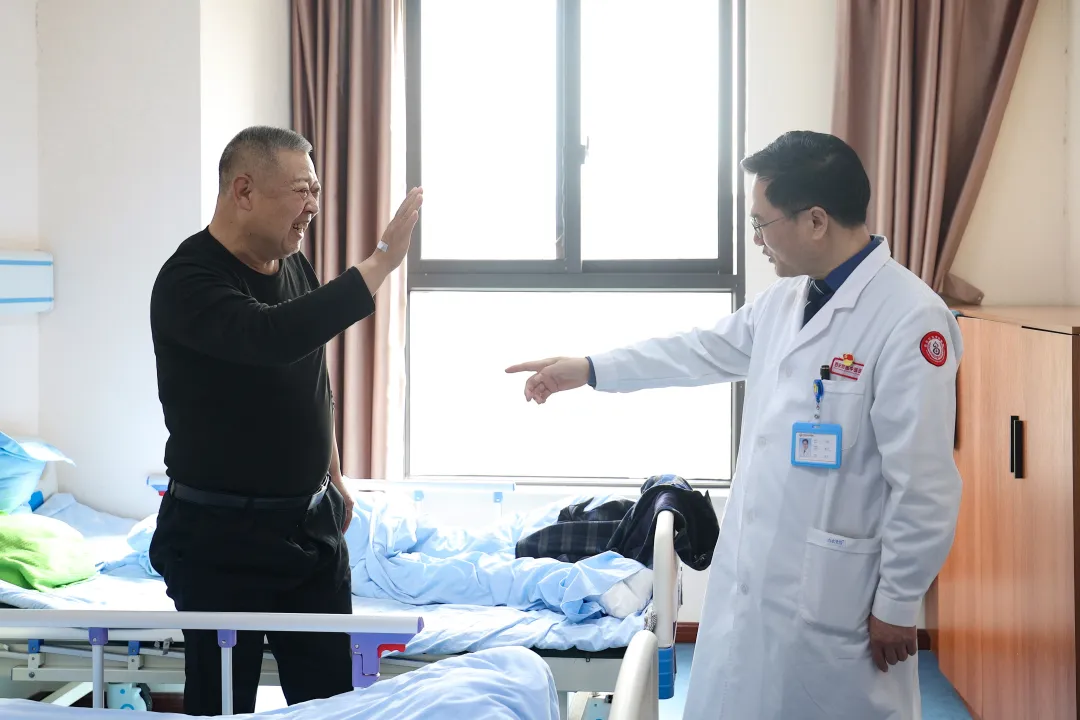 周三“退役军人慰问行动”持续进行：71岁老兵回赠手作礼，温暖医患双向奔赴