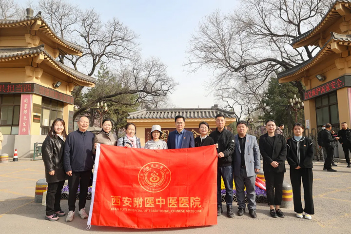 缅怀先烈践初心，传承精神启新程!将革命精神转化为服务患者的动力!